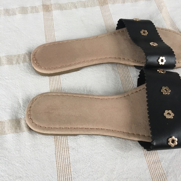 🎁2/$12 LG MED 10 INCH LC LAUREN CONRAD BLACK & GOLD FLOWER DECOR SANDALS - Picture 2 of 6
